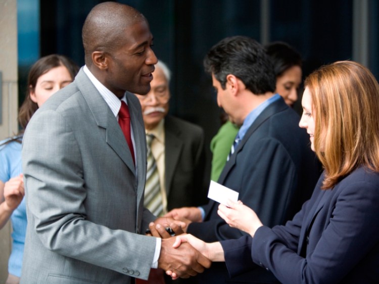 Comunícate con tu red: cuida las relaciones profesionales que ya tienes