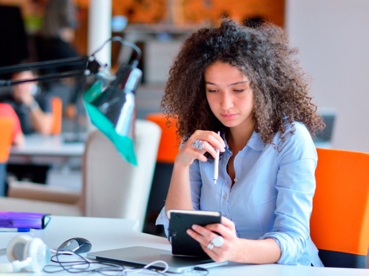 un emprendedor utiliza la iniciativa y la responsabilidad, como herramientas poderosas para alcanzar metas y aprovechar las oportunidades