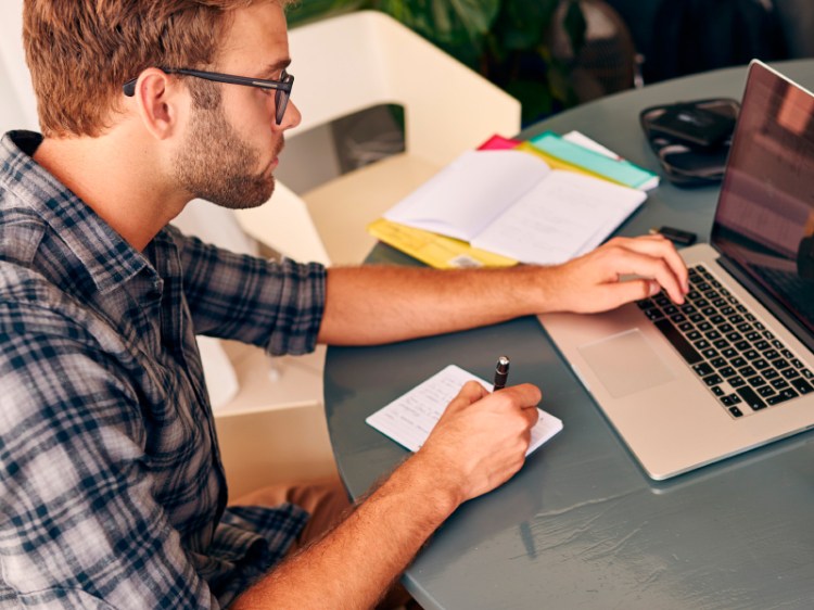 Comprar y vender dominios y sitios web